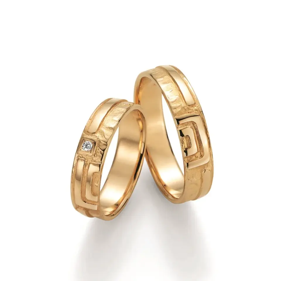 Alianzas de boda de oro amarillo con diamante
