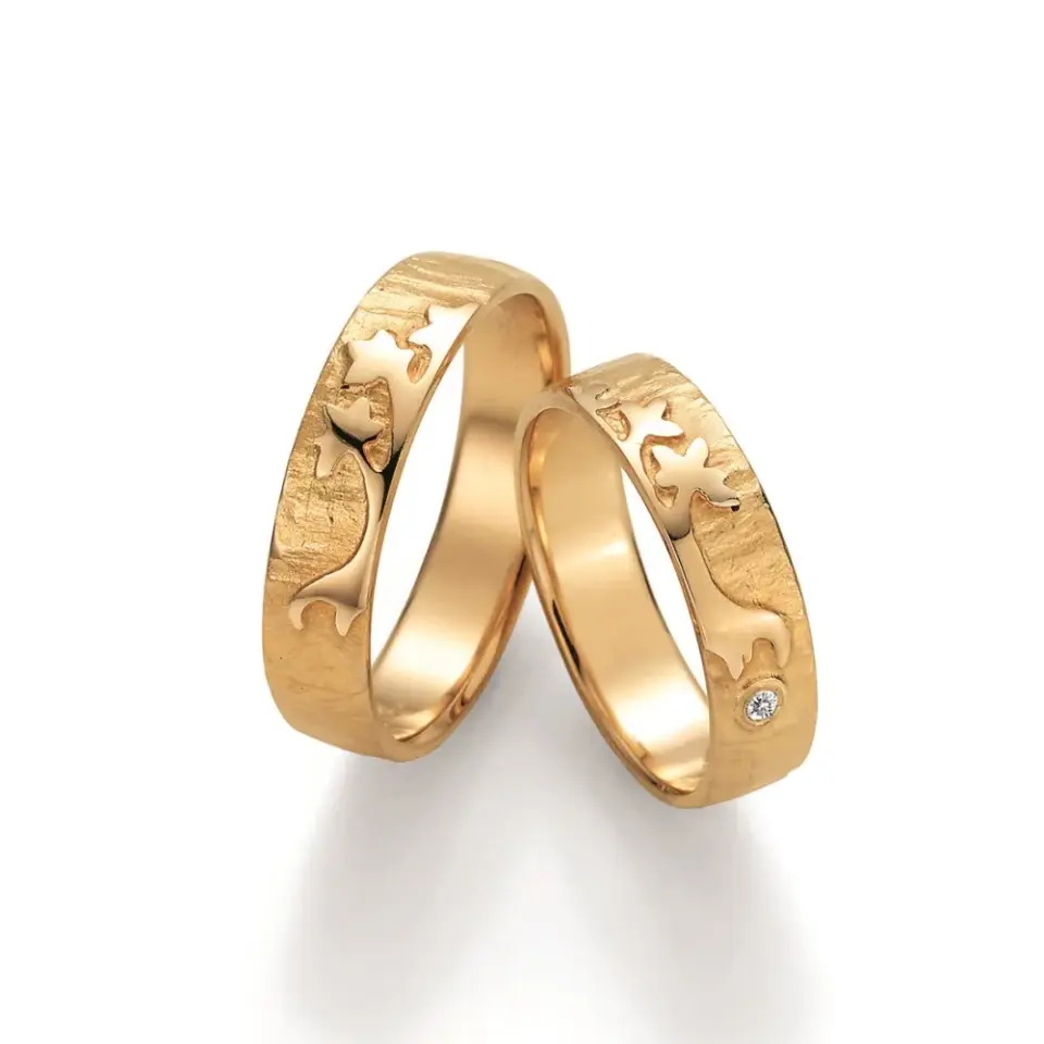 Alianzas de boda de oro amarillo con diamante