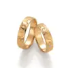 Alianzas de boda de oro amarillo con diamante