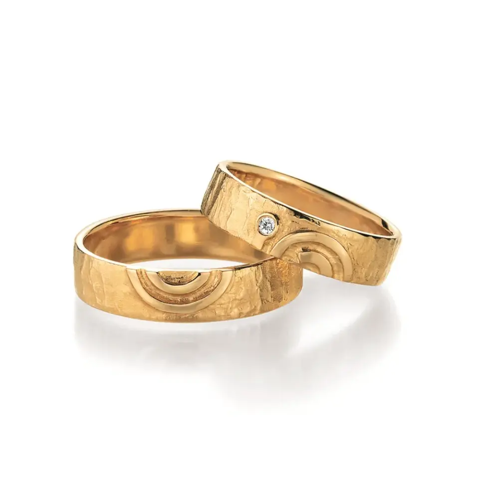 Alianzas de boda de oro amarillo con diamante