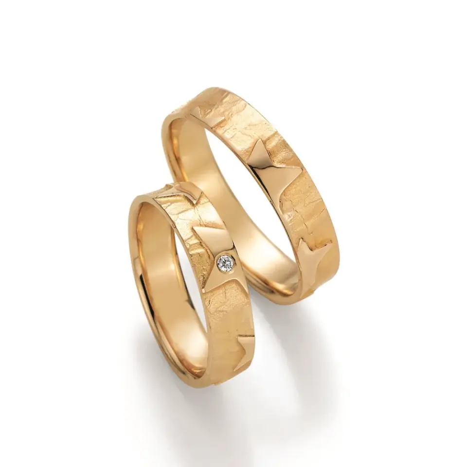 Alianzas de boda de oro amarillo con diamante