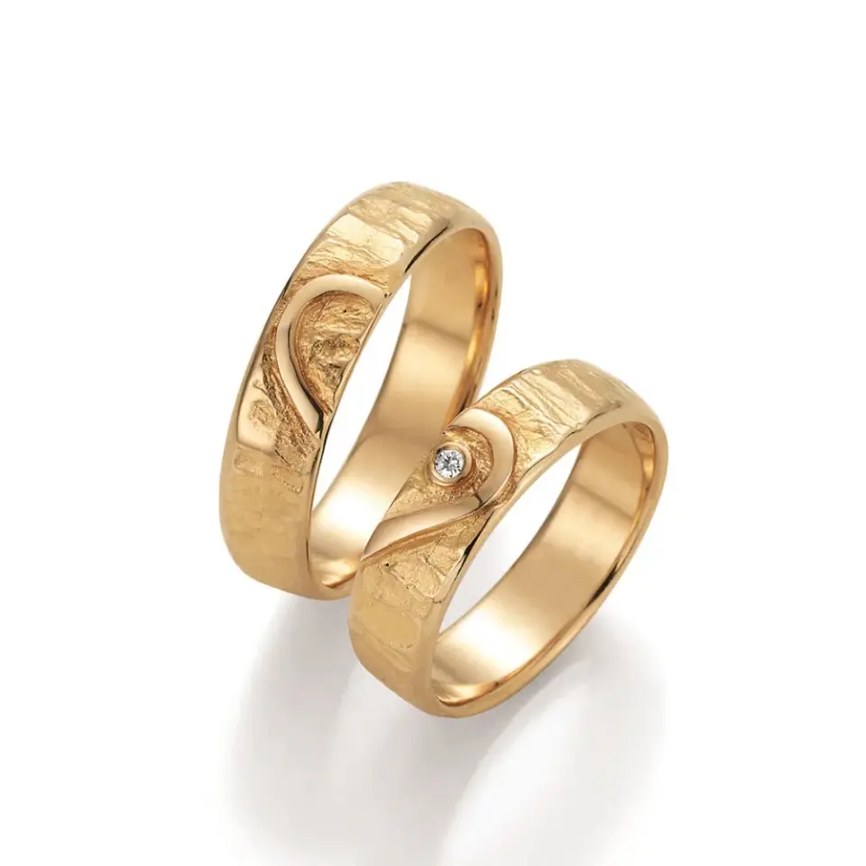Alianzas de boda de oro amarillo con diamante