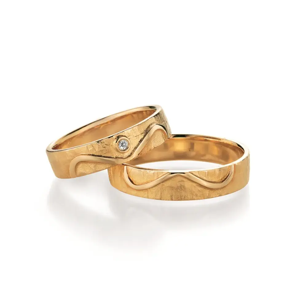 Alianzas de boda de oro amarillo con diamante
