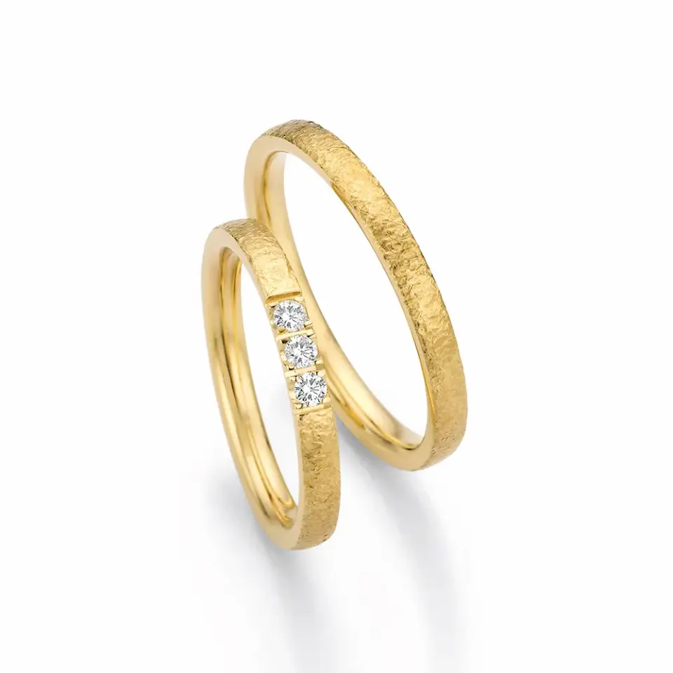 Alianzas de boda de oro amarillo con diamantes
