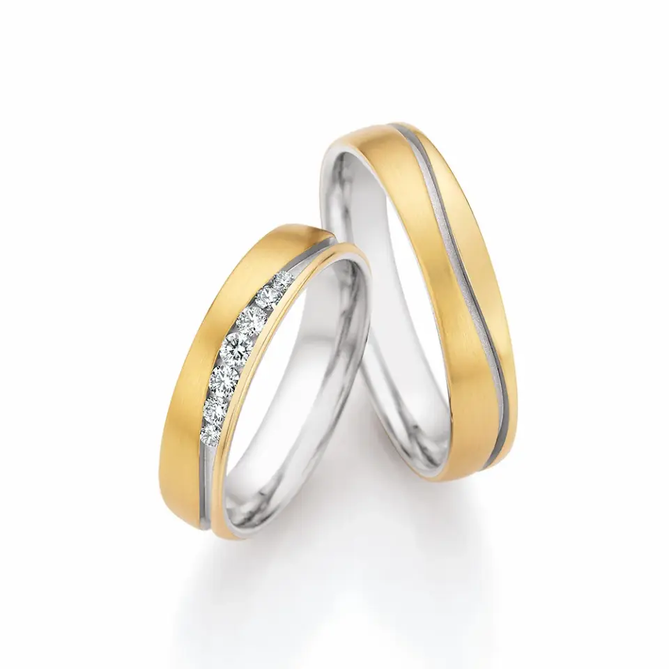 Alianzas de boda de oro amarillo y oro blanco con diamantes