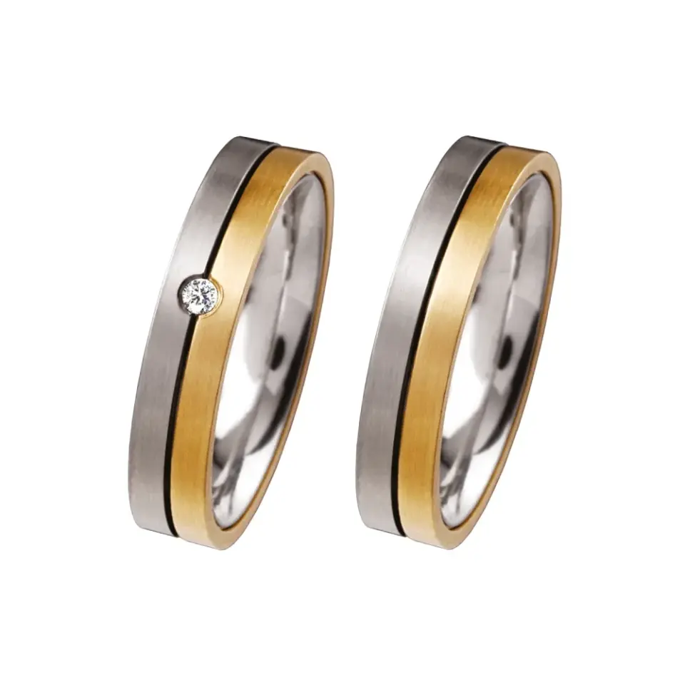 Alianzas de boda de acero y oro amarillo con diamante