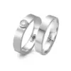 Alianzas de boda de acero con diamante