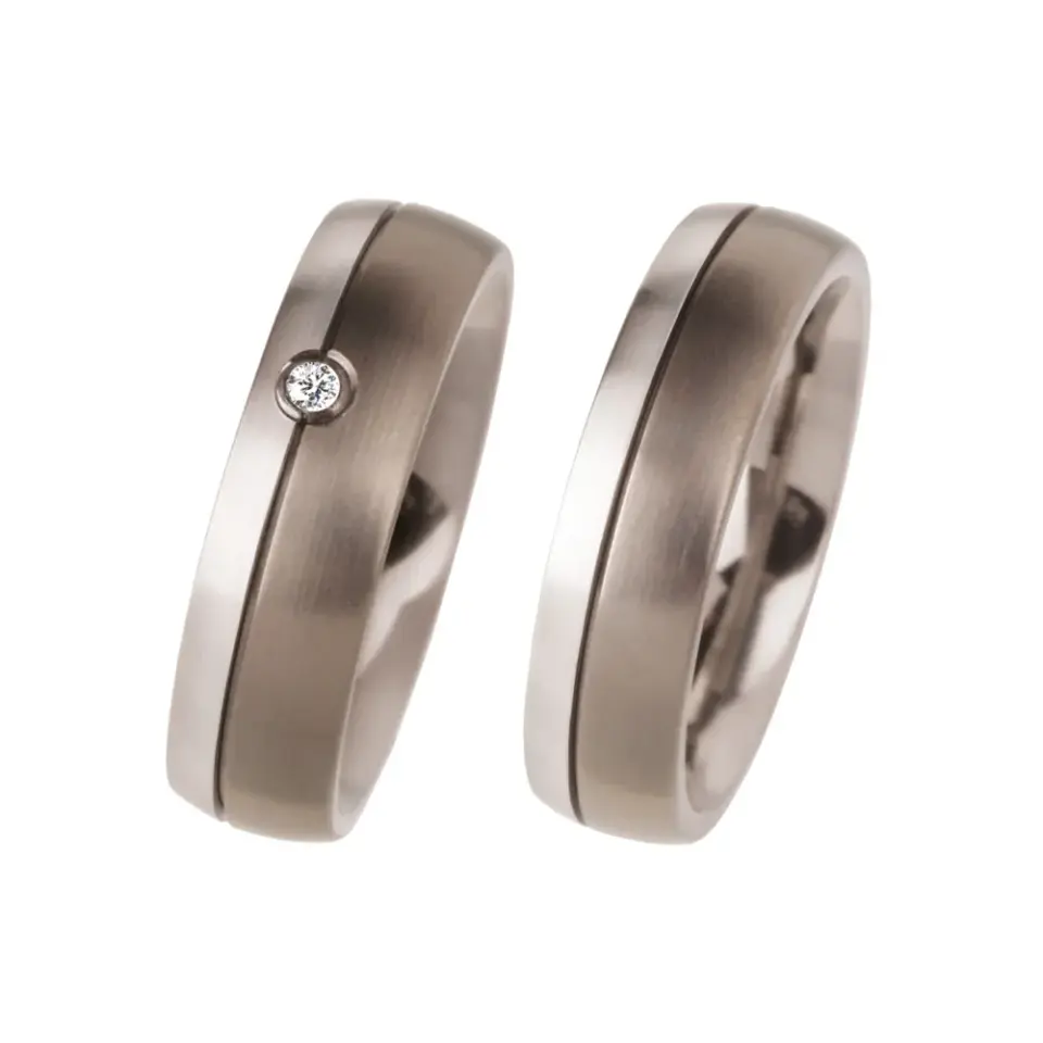 Alianzas de boda de titanio y platino con diamante