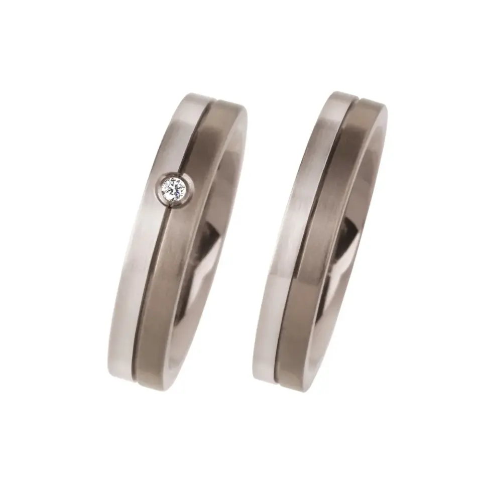 Alianzas de boda de titanio y platino con diamante