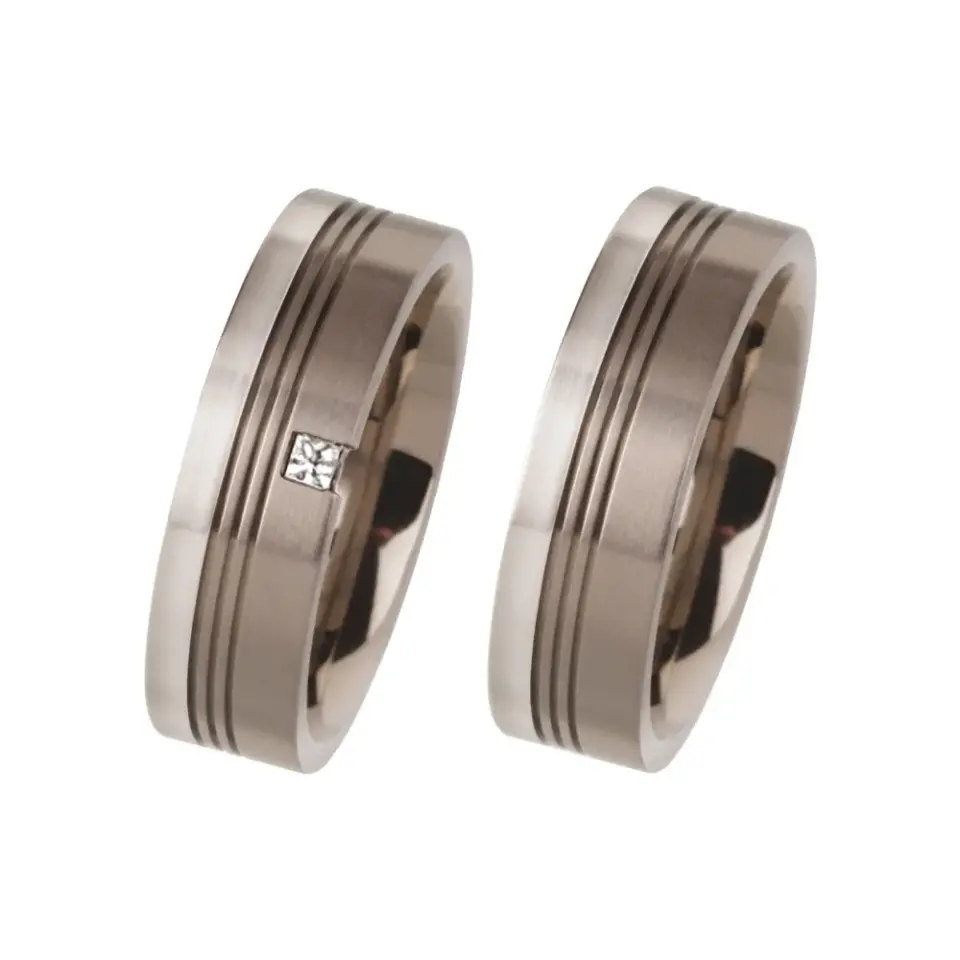 Alianzas de boda de titanio y platino con diamante