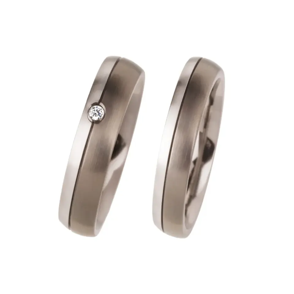 Alianzas de boda de titanio y platino con diamante