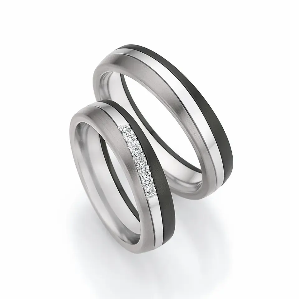 Alianzas de boda de titanio, oro rosado y zirconio con diamantes
