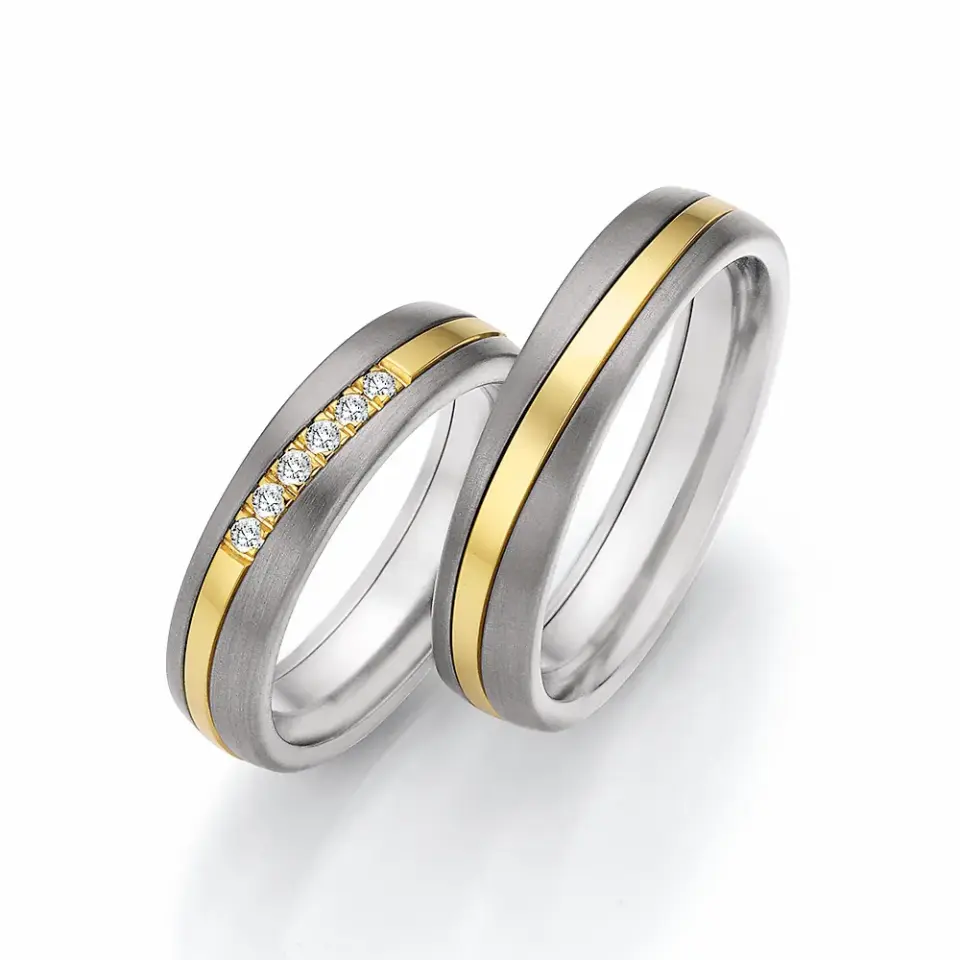 Alianzas de boda de titanio y oro amarillo con diamantes