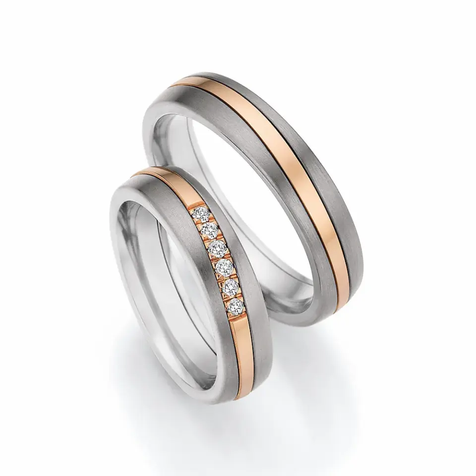 Alianzas de boda de titanio y oro rosado con diamantes