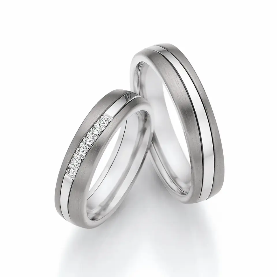 Alianzas de boda de titanio y oro blanco con diamantes