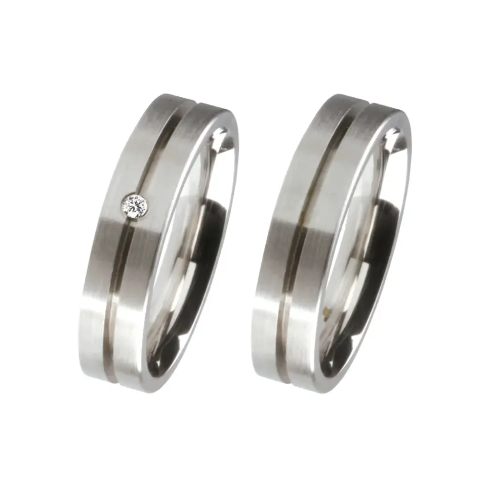 Alianzas de boda de acero con diamante