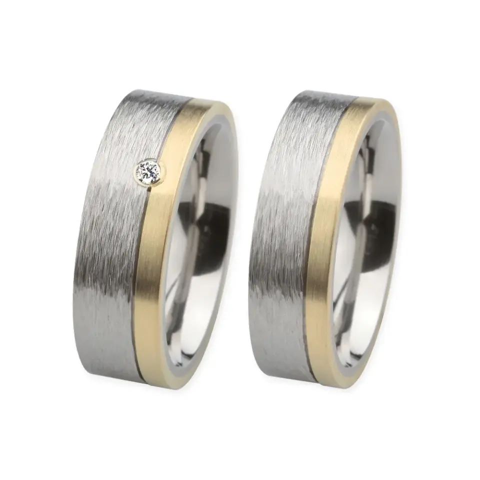 Alianzas de boda de acero y oro amarillo con diamante
