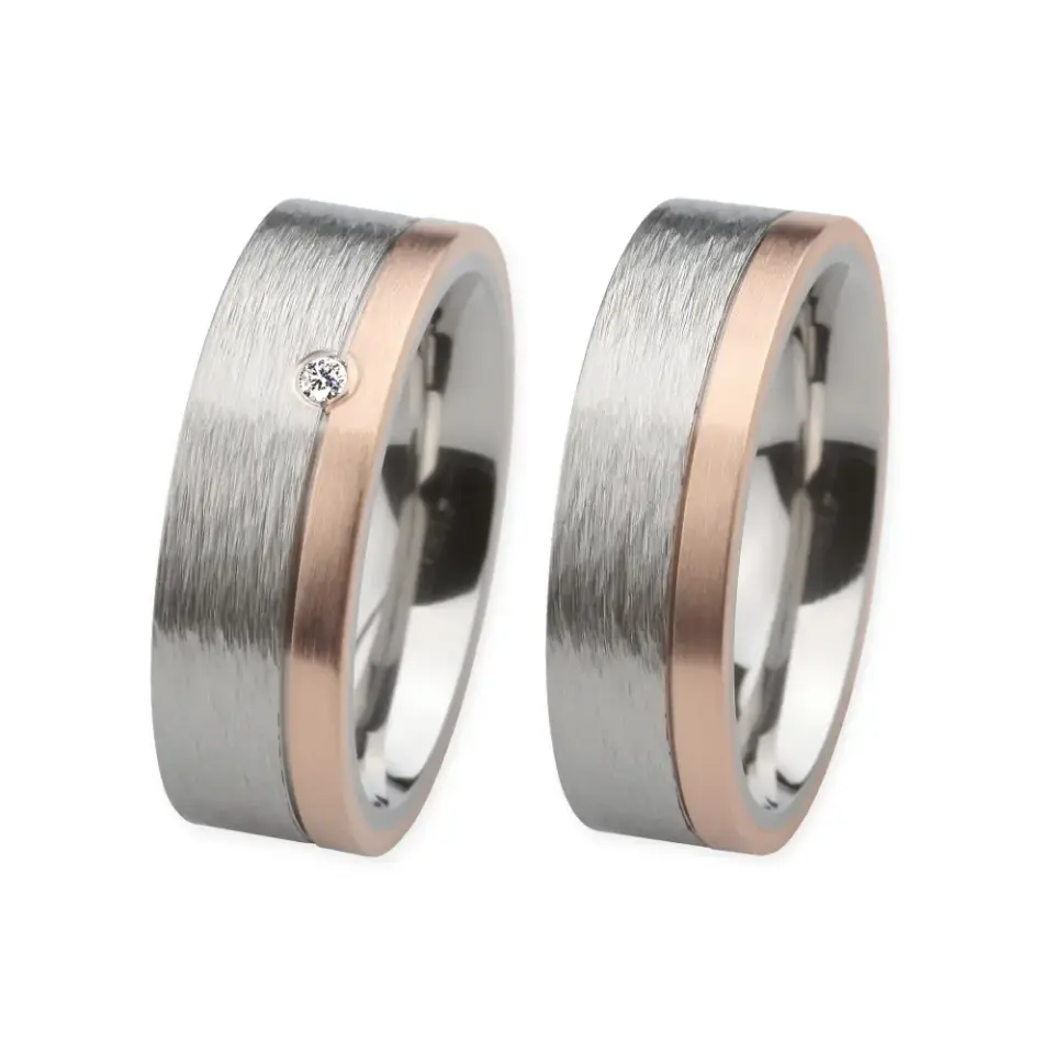 Alianzas de boda de acero y oro rosado con diamante