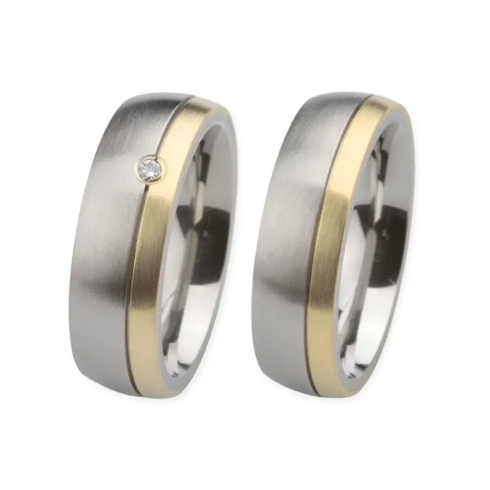 Alianzas de boda de acero y oro amarillo con diamante