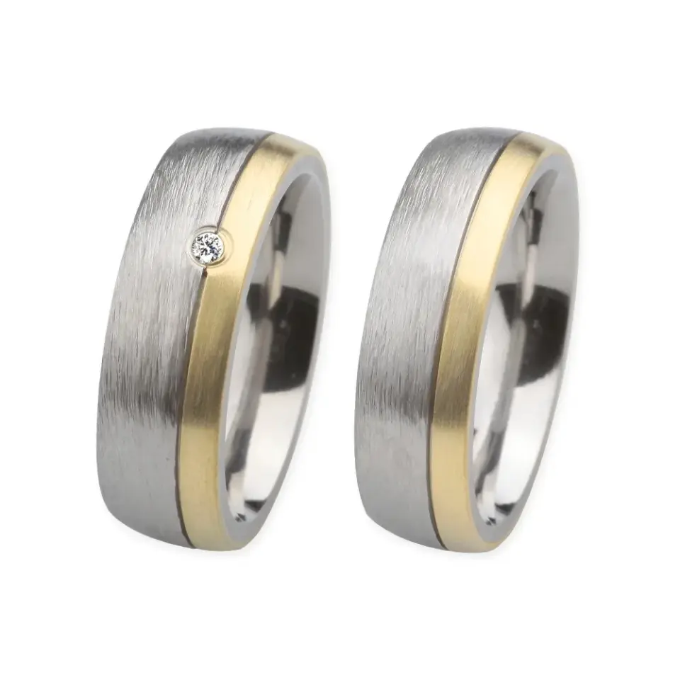 Alianzas de boda de acero y oro amarillo con diamante