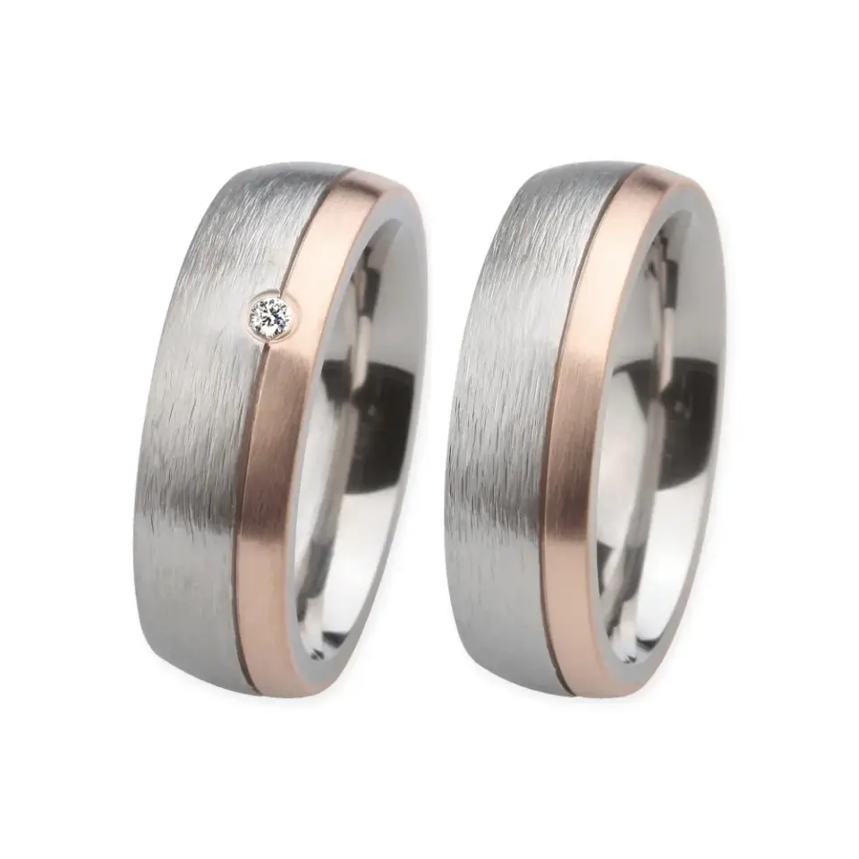 Alianzas de boda de acero y oro rosado con diamante