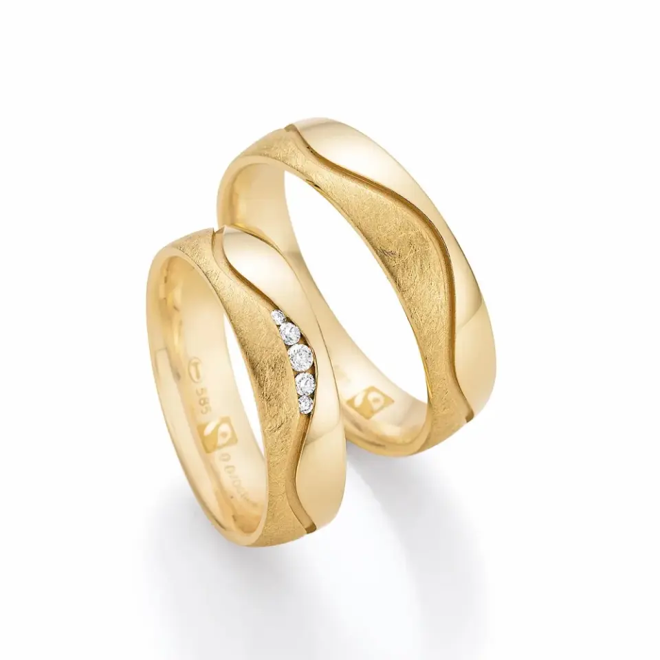 Alianzas de boda de oro amarillo con diamantes