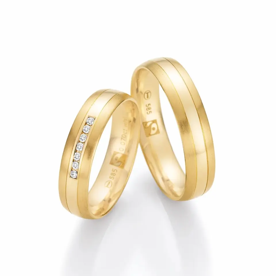 Alianzas de boda de oro amarillo con diamantes