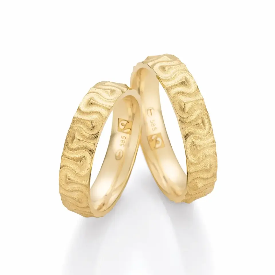 Alianzas de boda de oro amarillo