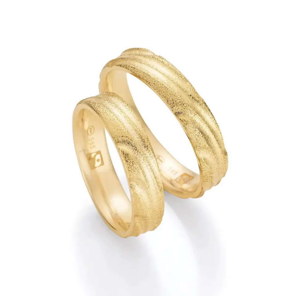 Alianzas de boda de oro amarillo