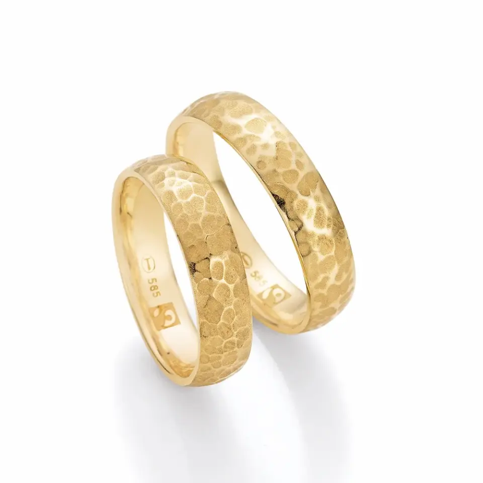 Alianzas de boda de oro amarillo