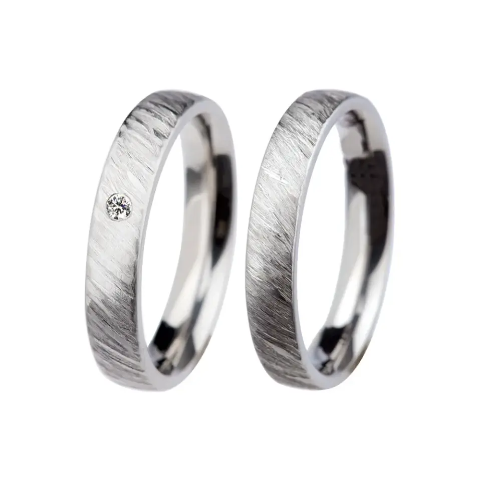Alianzas de boda de acero con diamante