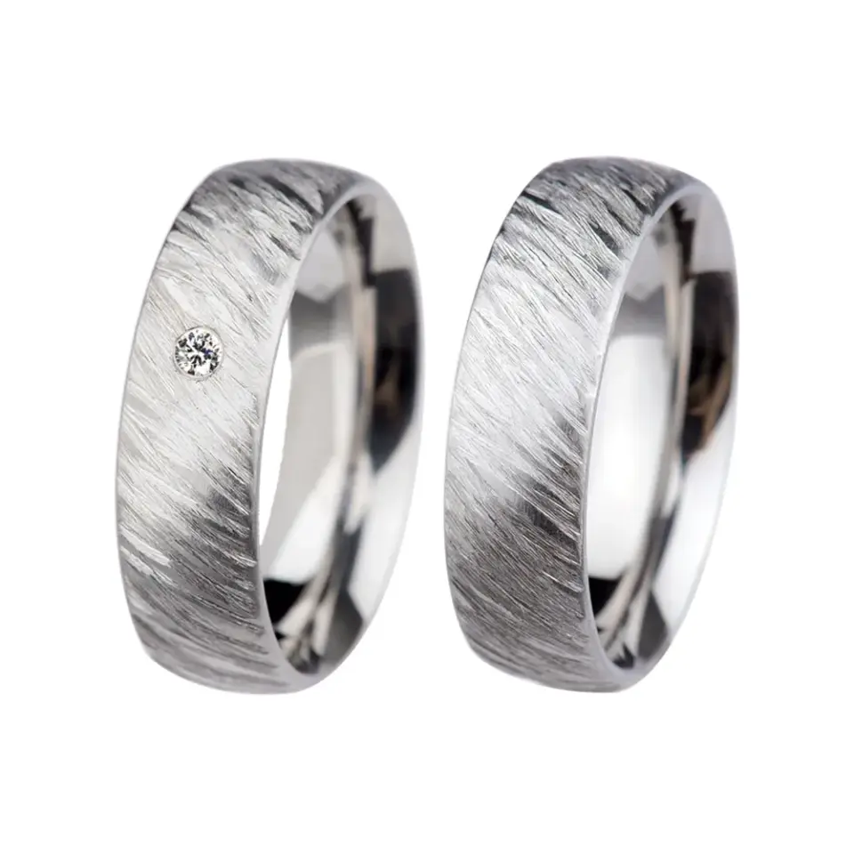 Alianzas de boda de acero con diamante