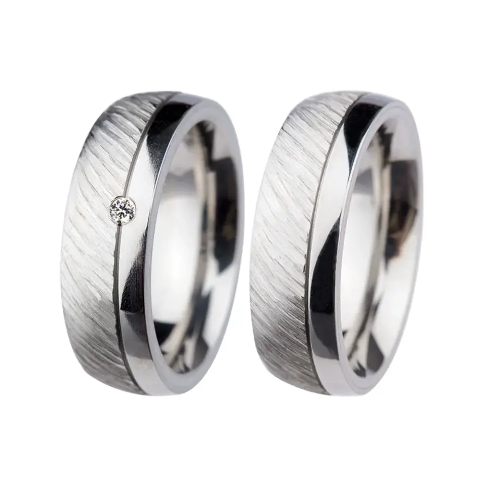 Alianzas de boda de acero con diamante