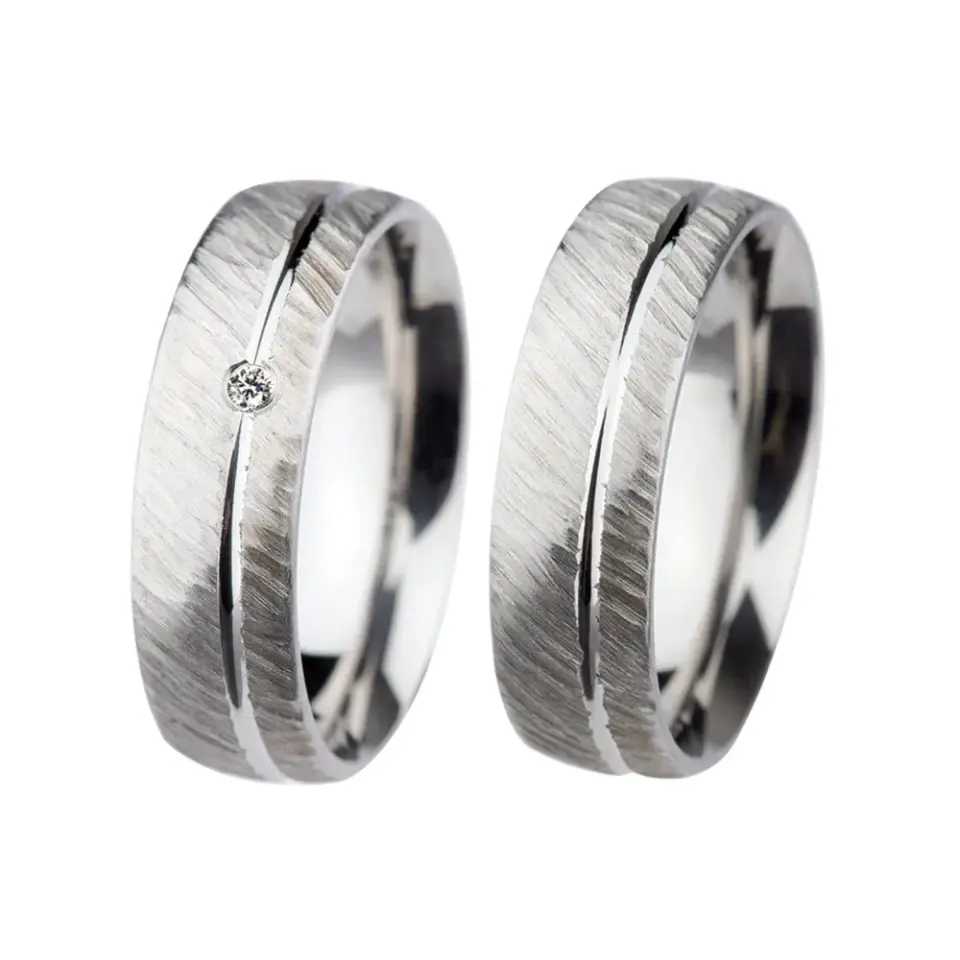 Alianzas de boda de acero con diamante