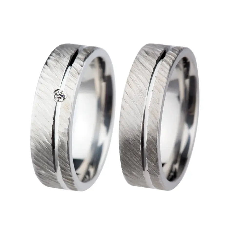 Alianzas de boda de acero con diamante