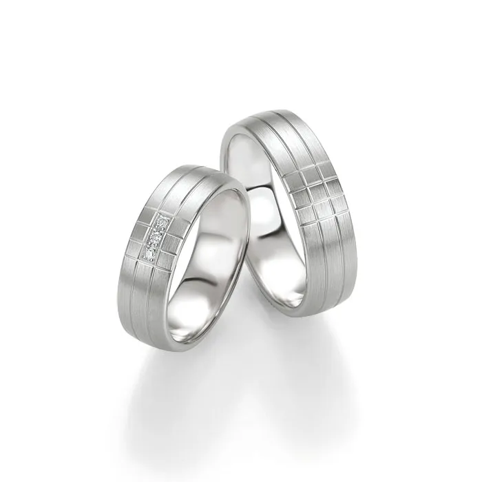Alianzas de boda de plata con diamantes