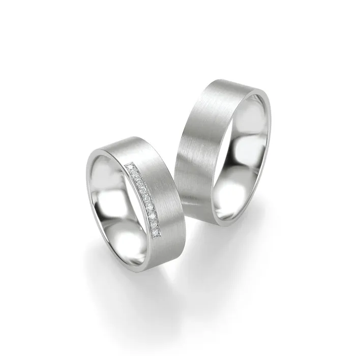 Alianzas de boda de plata con diamantes