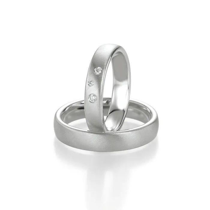 Alianzas de boda de plata con diamantes