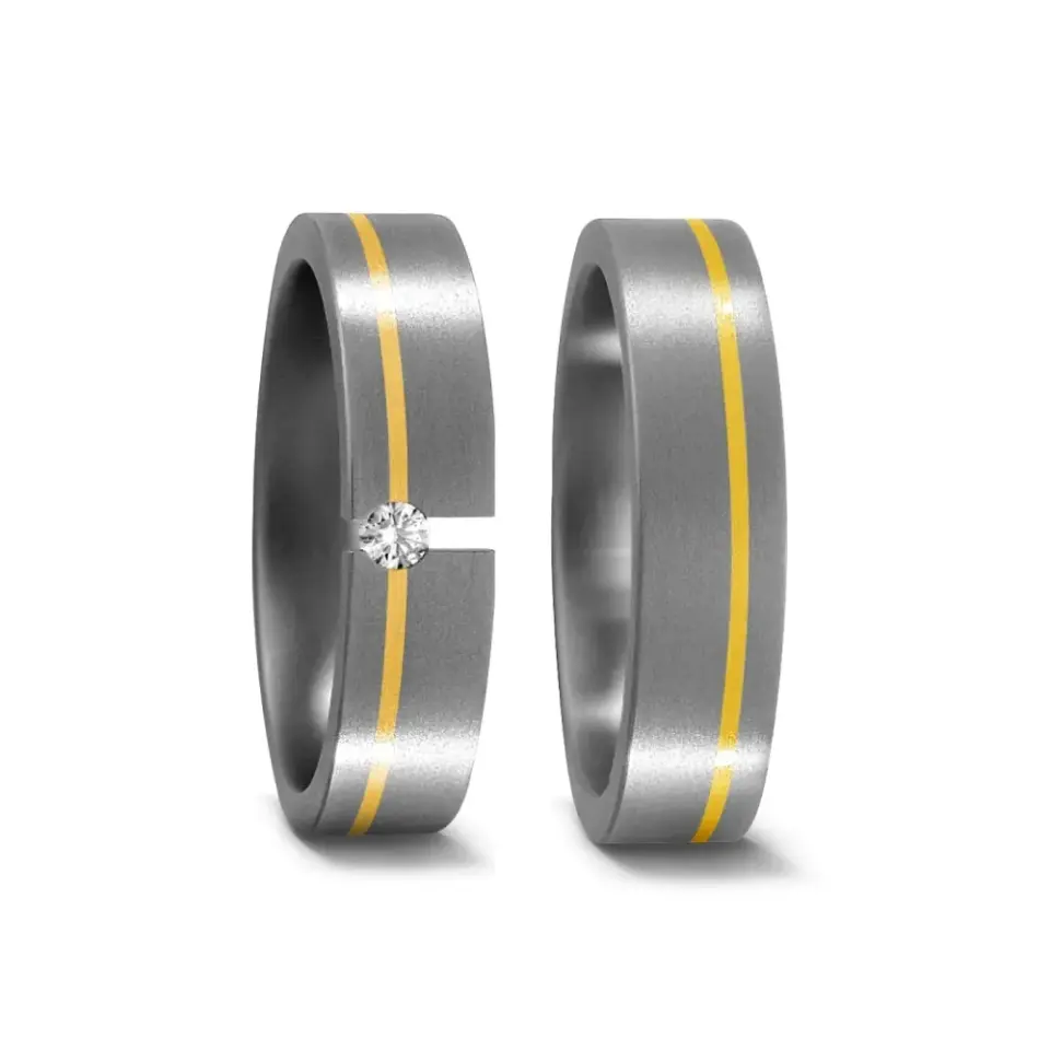 Alianzas de boda de titanio y oro amarillo con diamante