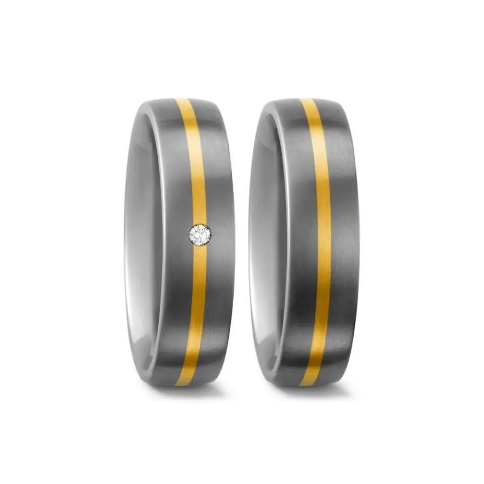 Alianzas de boda de titanio y oro amarillo con diamante
