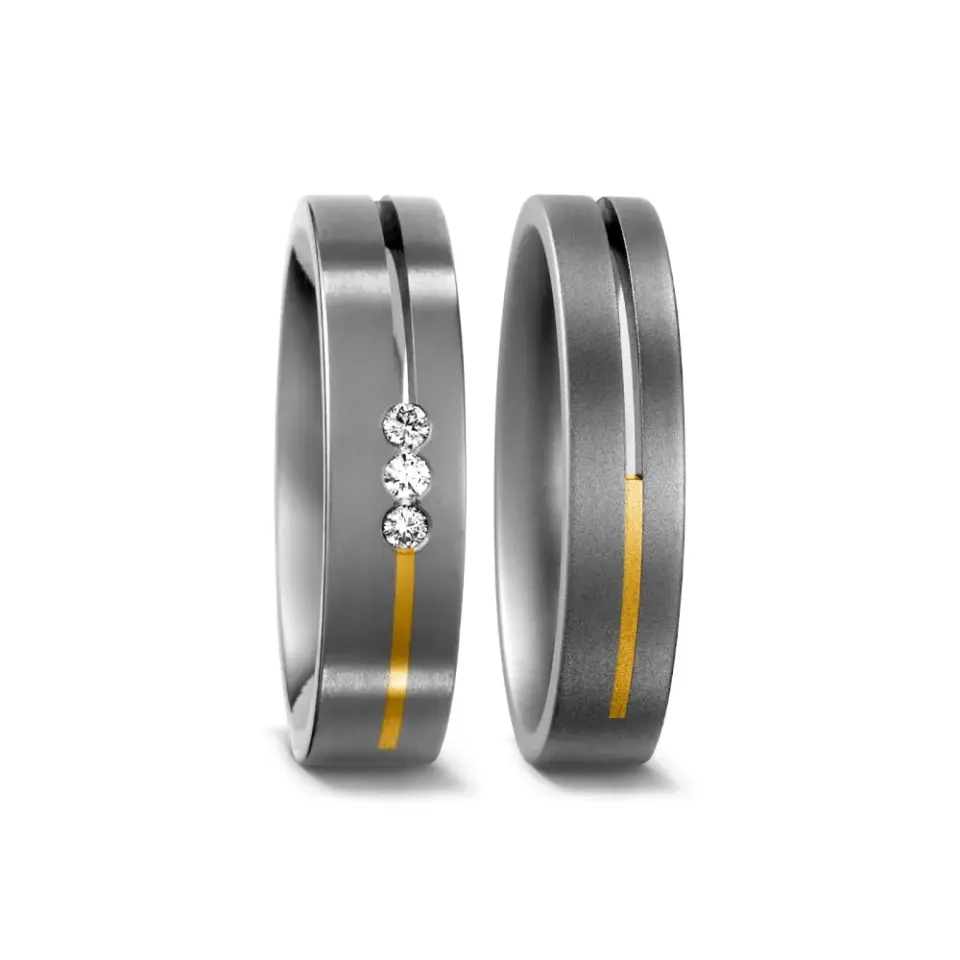 Alianzas de boda de titanio y oro amarillo con diamantes