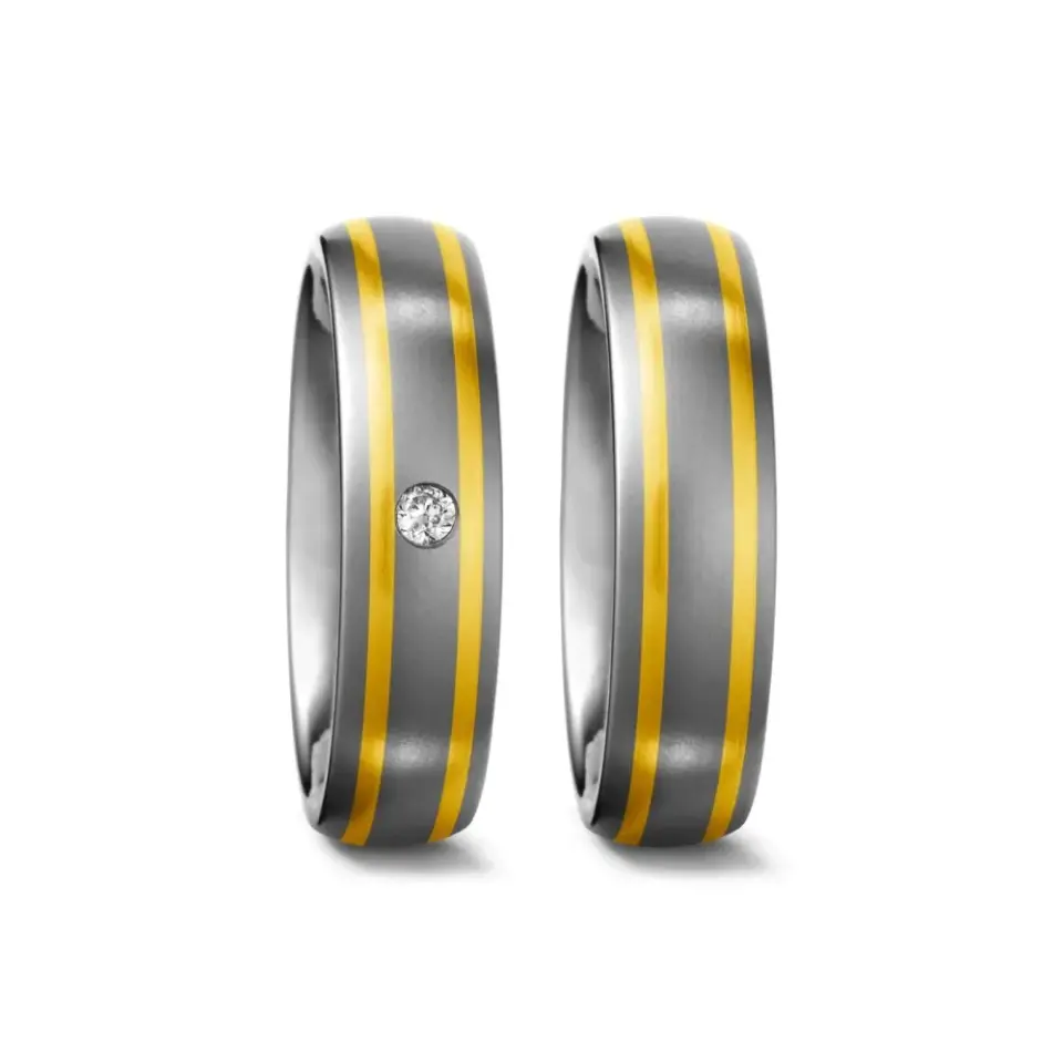 Alianzas de boda de titanio y oro amarillo con diamante
