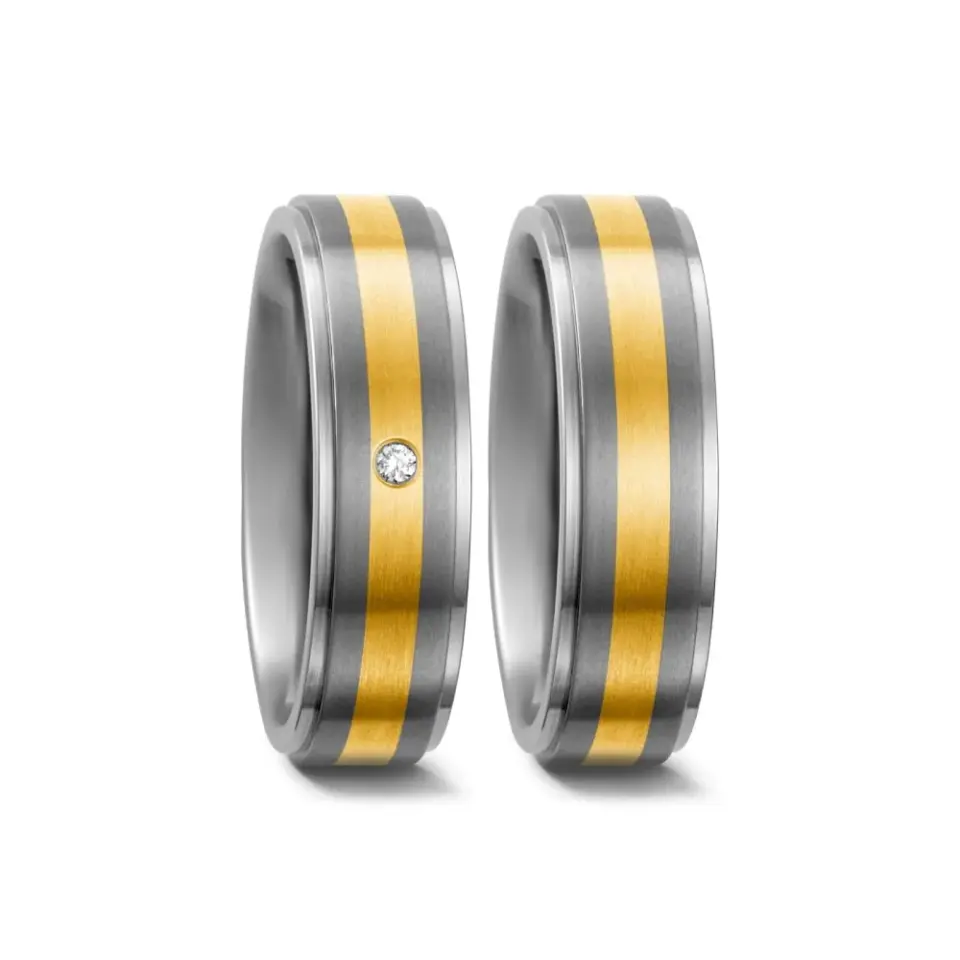 Alianzas de boda de titanio y oro amarillo con diamante