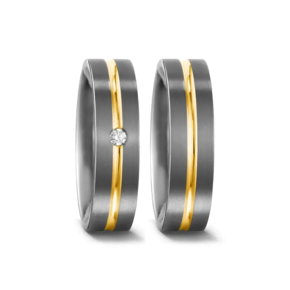 Alianzas de boda de titanio y oro amarillo con diamante