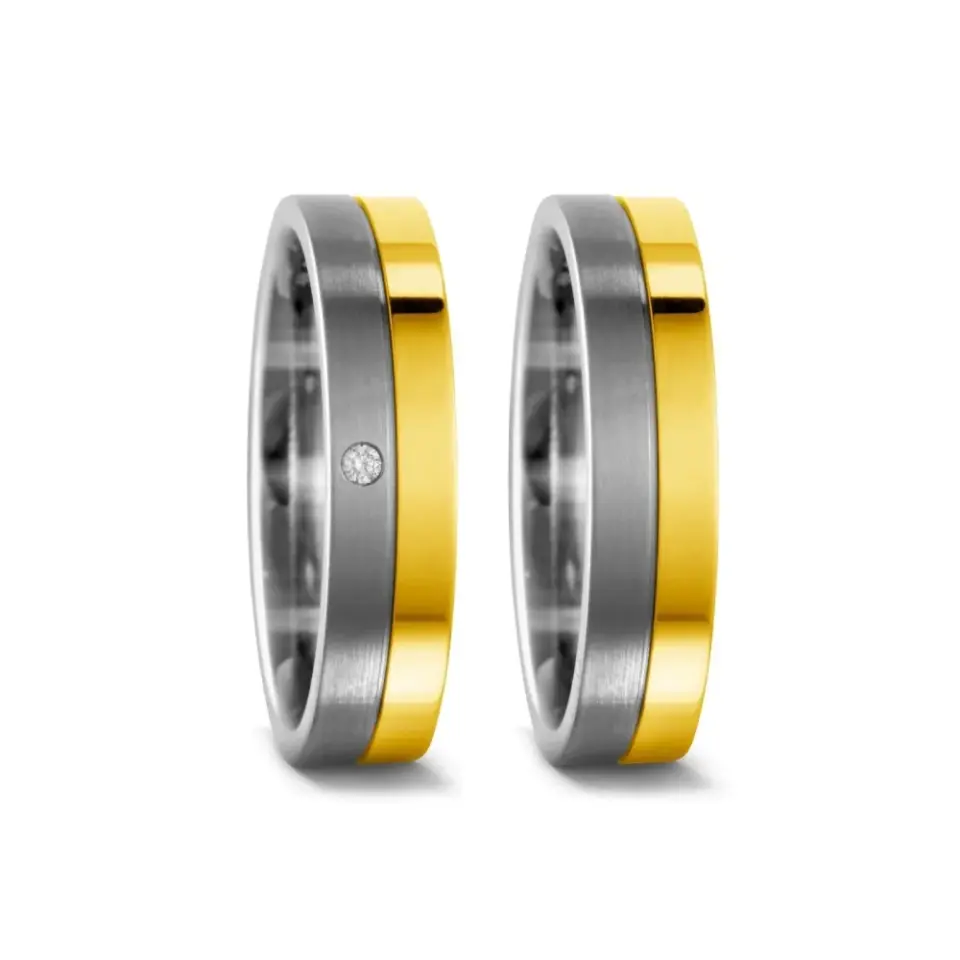 Alianzas de boda de titanio y oro amarillo con diamante