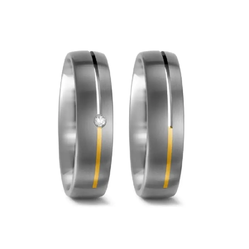 Alianzas de boda de titanio y oro amarillo con diamante