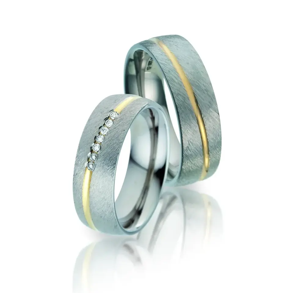 Alianzas de boda de titanio y oro amarillo con diamantes