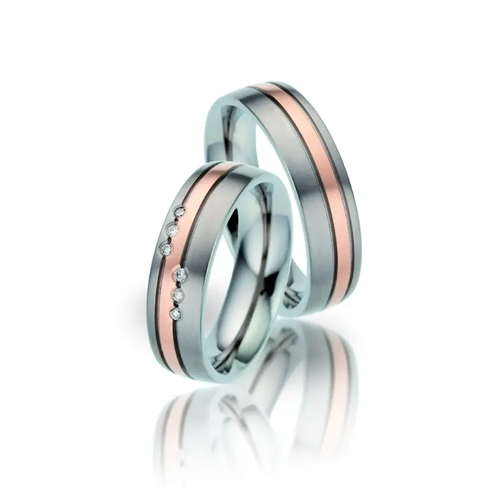 Alianzas de boda de titanio y oro rosado con diamantes
