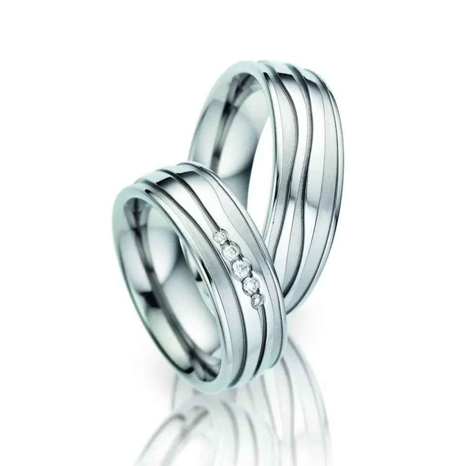 Alianzas de boda de titanio con diamantes