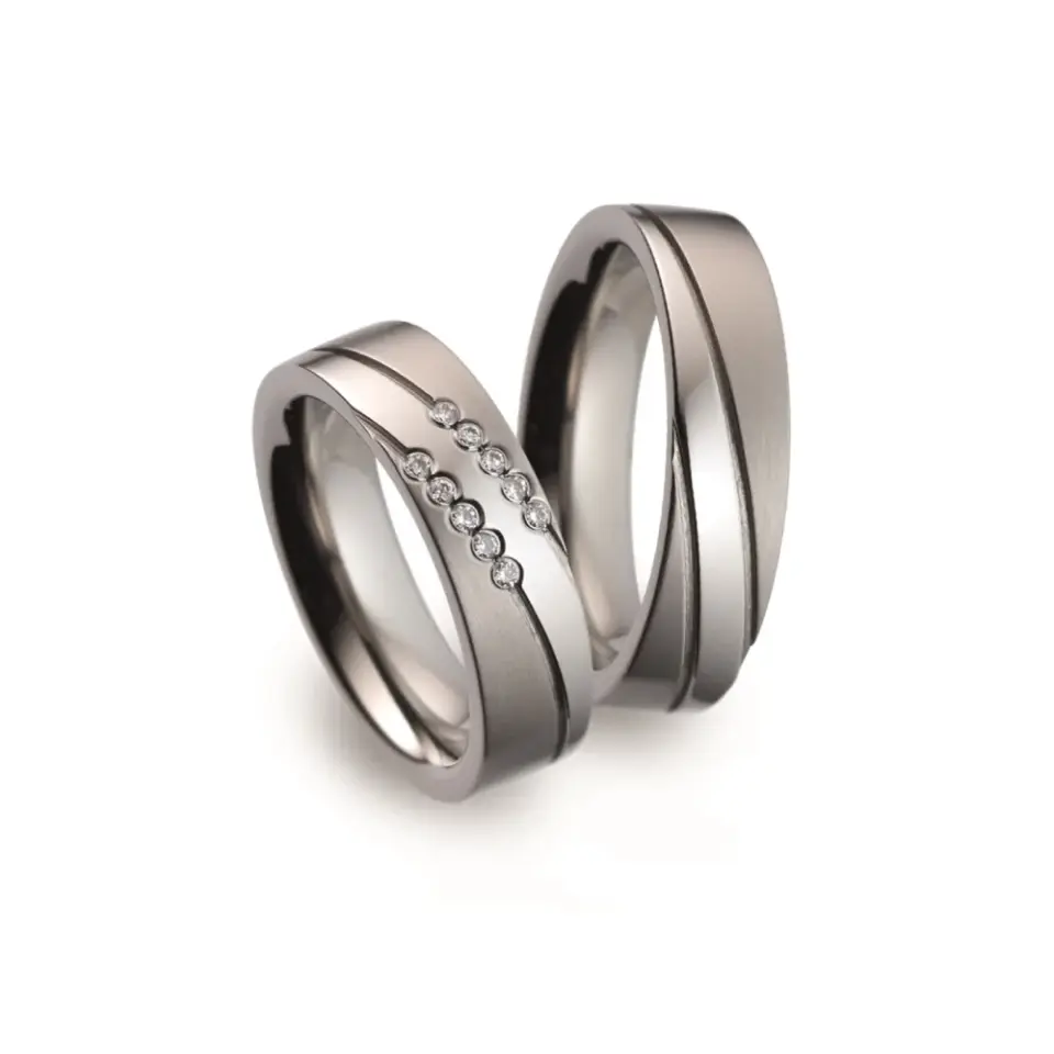Alianzas de boda de titanio con diamantes